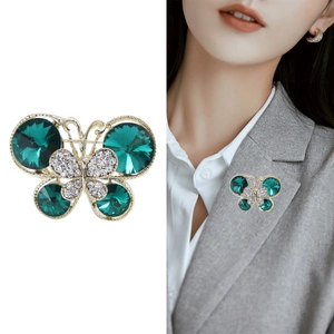 Élégante broche papillon vert émeraude plaquée or avec des cristaux étincelants