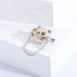 Broche chien argentée avec lunettes dorées, yeux en pierres vertes et fine chaîne
