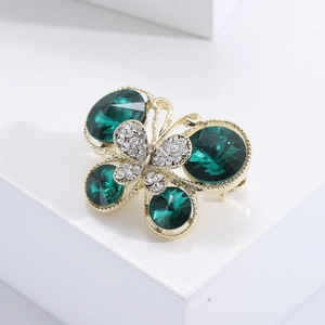 Détail de la broche papillon avec cristaux émeraude et diamants étincelants sertis pavé