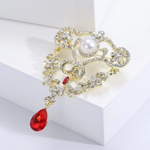 Detail der Vintage-Barock-Brosche mit Goldlegierung, Kristallen und rotem Wassertropfen