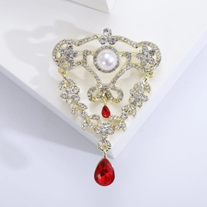 Detailansicht der Barock-Brosche mit weißen Perlen und rotem Tropfenkristall-Anhänger