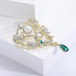 Detaillierte Makroansicht der Barock-Brosche mit Perle und grünem Tropfen-Edelstein