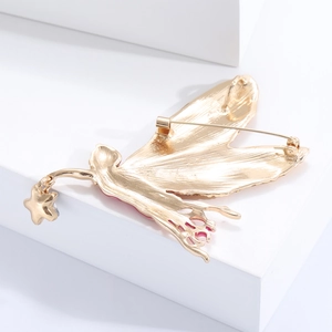 Vue macro du dos de la broche montrant l'épingle de sûreté et le pendentif étoile rose