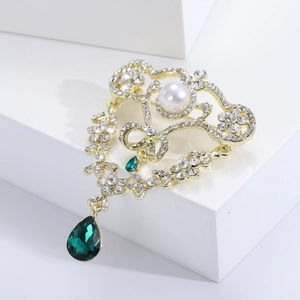 Vintage Barock-Brosche mit Gold-Filigran, weißen Perlen und grünem Edelstein-Anhänger