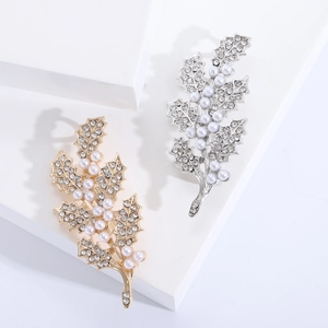 Élégante Broche Feuille de Houx Alliage Künstliche Perle Blanche Strass Épingle de Poitrine pour Femmes Accessoire de Vêtement Mariage Noël