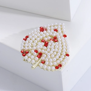 Broche élégante en forme de feuille avec perles blanches et cristaux rouges dorés