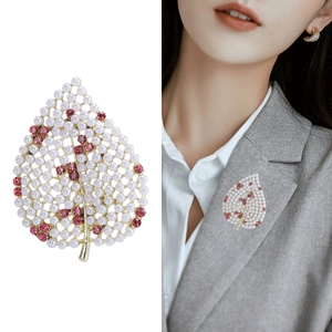 Broche élégante en forme de feuille avec perles blanches et strass roses sur blazer