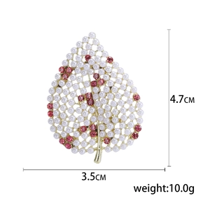 Élégante broche feuille dorée avec perles et cristaux mauves, taille 4,7 cm x 3,5 cm