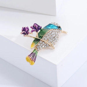 Broche colibri exquise avec strass en cristal et fleurs en émail violet sur une branche