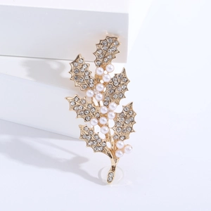 Broche élégante en forme de feuille dorée avec perles blanches et strass brillants
