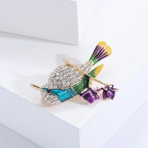 Broche colibri exquise avec strass en cristal et détails de fleurs en émail coloré