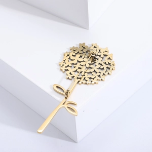 Détails du revers d'une broche pissenlit dorée montrant le fermoir épingle et le design ajouré