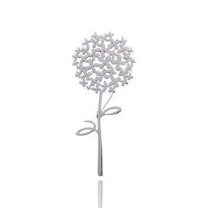 Élégante broche d'hortensia en argent avec pétales floraux et tige de feuille raffinée