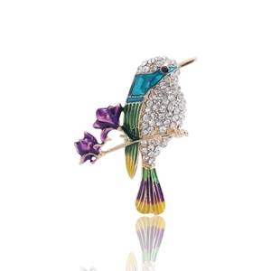 Broche colibri exquise avec strass et émail dégradé sur une branche dorée élégante
