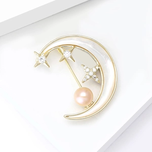 Broche élégante croissant de lune et étoile dorée avec nacre irisée et perle rose