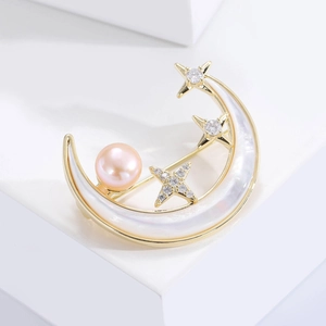 Broche céleste dorée élégante avec croissant de lune, perle rose et étoiles en zircon