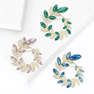 Broche élégante en forme de couronne de feuilles avec cristaux de zircon multicolores