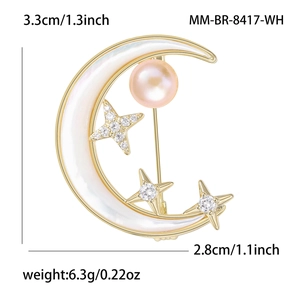 Élégante broche céleste dorée avec croissant de lune, perle rose et étoiles