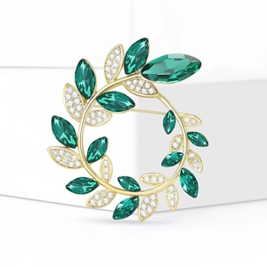 Broche couronne dorée élégante avec cristaux marquise verts et pavé de diamants