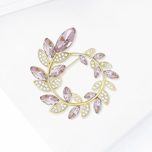 Détail de la broche feuille dorée avec cristaux lavande marquise et zircons étincelants