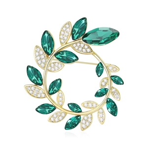 Broche couronne dorée élégante avec pierres vert émeraude et accents de zircon blanc