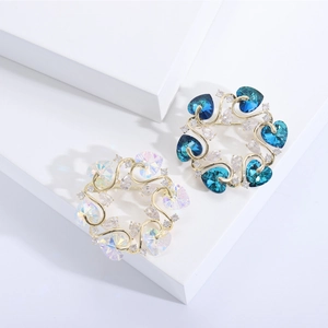Eleganter Gold-Herz-Kristall-Kranz-Brosche mit funkelndem Zirkon und Mikro-Pave-Fassung