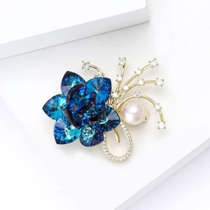 Spilla a fiore elegante con cristalli blu, perla bianca e accenti di zircone
