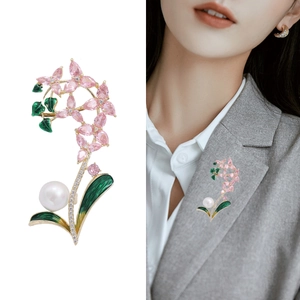 Broche orchidée en émail avec pierres roses, feuilles vertes et une grande perle blanche