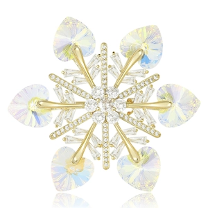 Elegant Gold Plated Snowflake Brooch With Heart Shaped Iridescent Rhinestones Micro Inlaid Crystal Breastpin Christmas Jewelry Gift