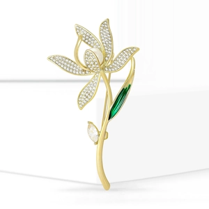 Broche élégante orchidée dorée avec zircons blancs, perle d'eau douce et feuille émaillée