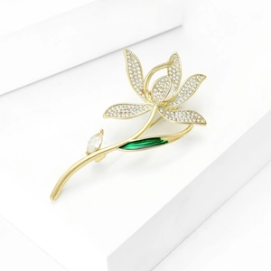Broche de fleur de magnolia luxueuse avec zircons étincelants et détail de feuille émaillée