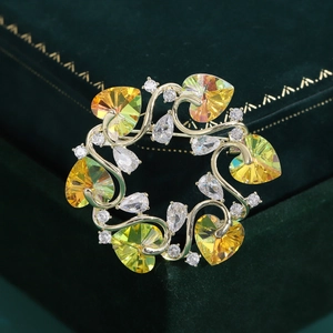 Eleganter Goldkranz-Brosche mit gelben Herzkristallen und weißen Zirkonia-Steinen