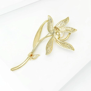 Broche orchidée élégante en or avec pétales de zircon blanc et une perle d'eau douce