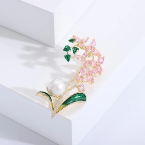 Broche fleur d'orchidée exquise avec zircons roses, émail vert et perle blanche