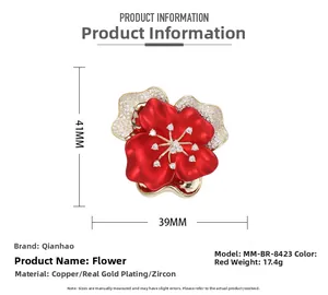 Dettaglio della spilla a fiore rosso con zirconi bianchi e specifiche di peso pari a 17,4g
