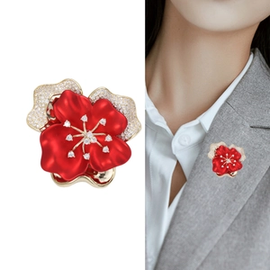 Elegante spilla a fiore in zircone francese con petali rossi per abiti e cappotti