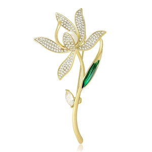 Luxueuse Broche Fleur de Magnolia en Cuivre Incrustée de Zirconia Avec Fausse Künstliche Perle et Feuille en Émail pour Femme Mariage Banquet Bijoux
