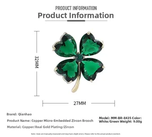 Détails de la broche trèfle dorée de 32 mm avec zircon vert et guide des dimensions
