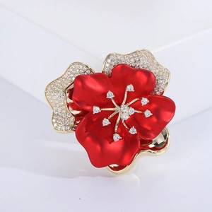 Elegante spilla grande a fiore rosso a quattro petali con foglie d'oro e zirconi