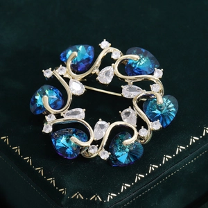 Eleganter blauer Kristallblumen-Kranz-Brosche mit Zirkonia auf Samt-Geschenkbox