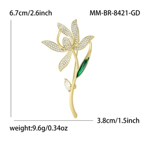 Élégante broche fleur de magnolia en or avec zircons blancs et feuille en émail vert
