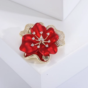 Elegante spilla a fiore rosso per matrimonio con placcatura in oro e zirconi cubici