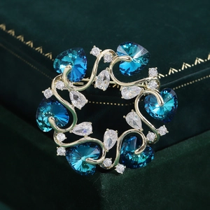 Elegante Kupfer Herz Kristall Blume Kranz Brosche Mit Zirkonia Inlay Luxus Mode OL Kleidung Pin Für Damen Schmuck Geschenk