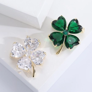 Broche trèfle à quatre feuilles élégante sertie de cristaux émeraude et dorés pour femmes