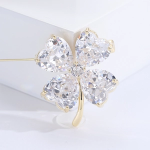 Broche trèfle élégante avec zircons cubiques étincelants en forme de cœur et base dorée