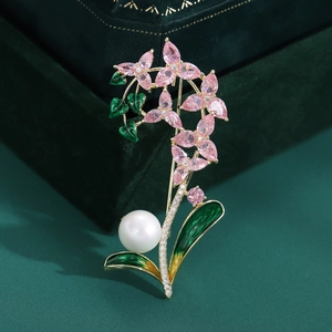 Broche orchidée exquise avec pierres roses, émail vert et une perle blanche ronde