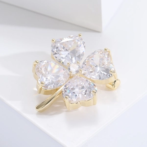Élégante broche trèfle à quatre feuilles ornée de zircons en forme de cœur dorée
