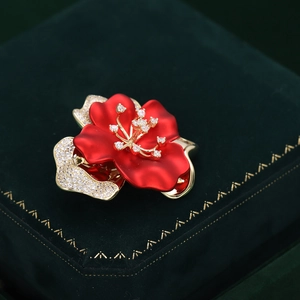 Elegante spilla a fiore in zircone con petali rossi opachi e accenti dorati lucidi
