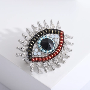 Πολυτελής καρφίτσα Evil Eye με μπλε χάντρες και λαμπερά στρας σε ασημένια βάση