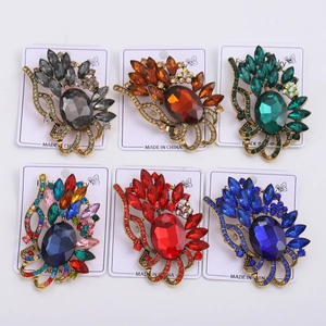 Collection de broches vintage en verre de cristal aux six couleurs de pierres riches